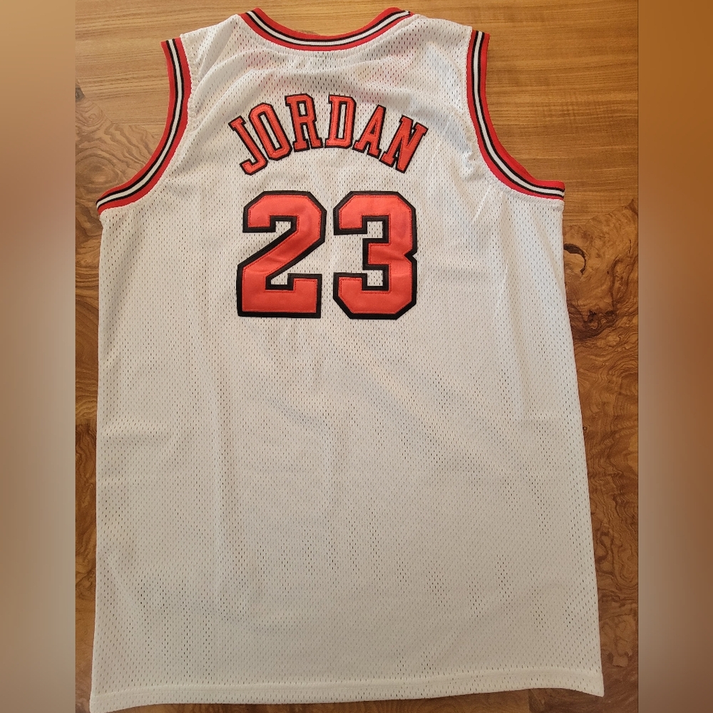 Nike Jordan Chicago Bulls White and Red Jersey - Picture 2 of 6